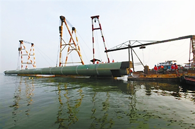 《工人日?qǐng)?bào)》：徐州駱馬湖水源地第三標(biāo)段施工現(xiàn)場，中鐵上海局市政公司員工冒著酷暑